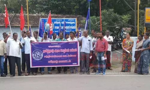 கோரிக்கைகளை வலியுறுத்திஅரசு ஊழியர்கள் ஆர்ப்பாட்டம் கோரிக்கைகளை வலியுறுத்திஅரசு ஊழியர்கள் ஆர்ப்பாட்டம்