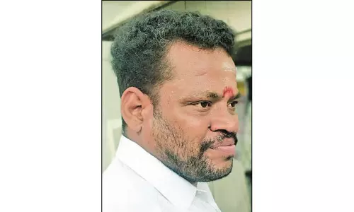 மாவட்ட செயலாளர்கள் கூட்டம்: அ.தி.மு.க. பிரமுகரிடம் ரூ.1 லட்சம் அபேஸ் மாவட்ட செயலாளர்கள் கூட்டம்: அ.தி.மு.க. பிரமுகரிடம் ரூ.1 லட்சம் அபேஸ்
