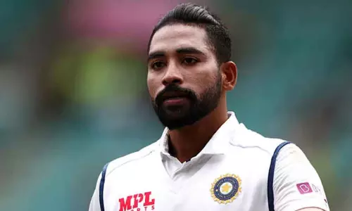 விமானத்தில் தவற விட்ட பேக்: மீண்டும் கோரிக்கை வைத்த முகமது சிராஜ் - விரைவில் கண்டுபிடித்து தருவதாக விஸ்தார நிறுவனம் பதில் விமானத்தில் தவற விட்ட பேக்: மீண்டும் கோரிக்கை வைத்த முகமது சிராஜ் - விரைவில் கண்டுபிடித்து தருவதாக விஸ்தார நிறுவனம் பதில்