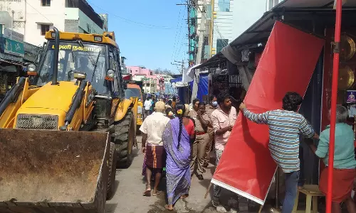 பக்தர்களுக்கு இடையூறு; பழனி அடிவாரத்தில் ஆக்கிரமிப்புகள் அகற்றம் பக்தர்களுக்கு இடையூறு; பழனி அடிவாரத்தில் ஆக்கிரமிப்புகள் அகற்றம்