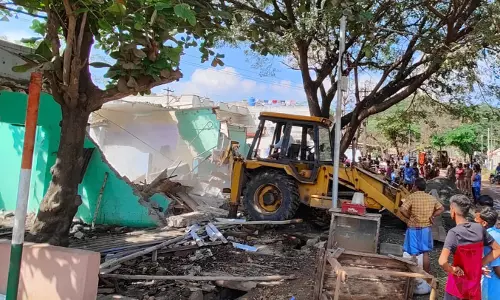 அரசியல் கட்சி அலுவலகங்கள் உள்பட 45 கட்டிடங்கள் இடித்து அகற்றம்