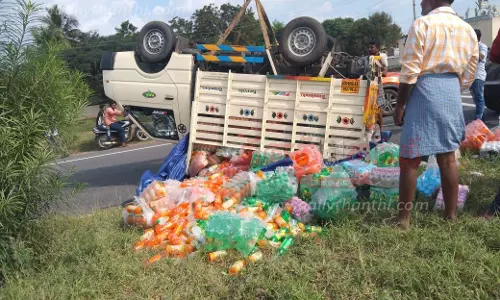 சரக்கு வாகனம்  கவிழ்ந்து விபத்து