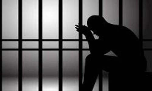 வாலிபரிடம் கத்தியை காட்டி பணம் பறித்த பெயிண்டர் கைது