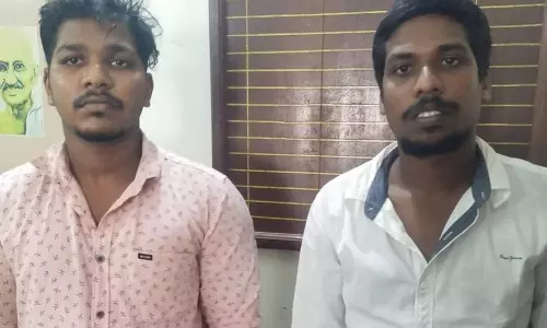 களியக்காவிளையில்ஆசிரியையிடம் நகை பறித்த 2 பேர் கைது களியக்காவிளையில்ஆசிரியையிடம் நகை பறித்த 2 பேர் கைது