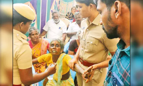 குறைதீர்க்கும் கூட்டத்தில் மனு கொடுக்க வந்த பெண் திடீரென சாமி ஆடியதால் பரபரப்பு
