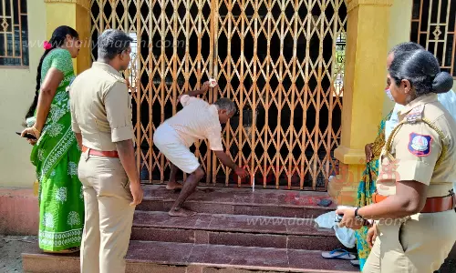 திருவிழா நடத்துவதில் தகராறு; கோவிலுக்கு சீல்