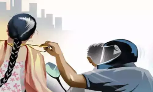 சென்னிமலை அருகேமொபட்டில் சென்ற பெண்ணிடம் நகை பறிப்பு சென்னிமலை அருகேமொபட்டில் சென்ற பெண்ணிடம் நகை பறிப்பு