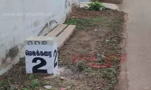 ஊஞ்சலூர் அருகே தவறாக எழுதப்பட்ட மைல்கல்