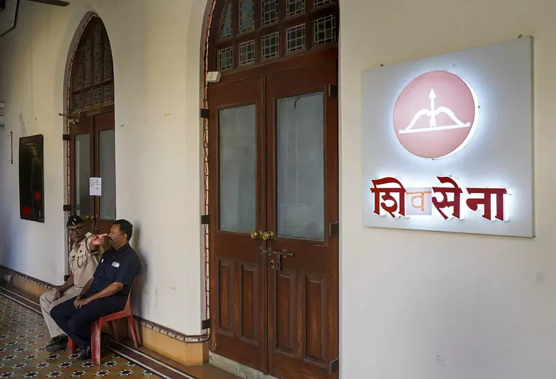 மும்பை மாநகராட்சியில் உள்ள கட்சி அலுவலகங்களுக்கு சீல் வைப்பு மும்பை மாநகராட்சியில் உள்ள கட்சி அலுவலகங்களுக்கு சீல் வைப்பு