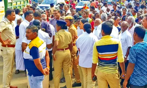 செங்கல்பட்டு அருகே டாஸ்மாக் கடை திறக்க எதிர்ப்பு தெரிவித்து பொதுமக்கள் சாலை மறியல் - போக்குவரத்து பாதிப்பு செங்கல்பட்டு அருகே டாஸ்மாக் கடை திறக்க எதிர்ப்பு தெரிவித்து பொதுமக்கள் சாலை மறியல் - போக்குவரத்து பாதிப்பு