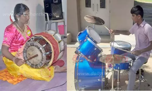 பொள்ளாச்சி கலைத் திருவிழாவில் டிரம்ஸ் இசைத்து மாற்றுத்திறனாளி மாணவர் அசத்தல்