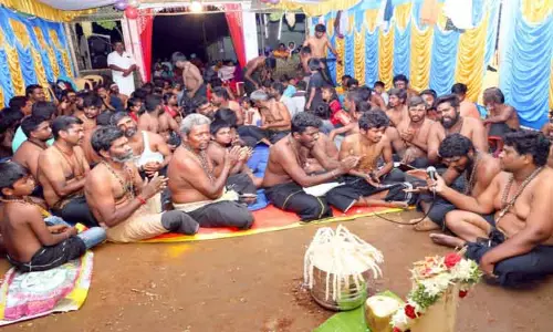 பொள்ளாச்சி அமைதி நகரில் அய்யப்ப பக்தர்கள் பஜனை வழிபாடு பொள்ளாச்சி அமைதி நகரில் அய்யப்ப பக்தர்கள் பஜனை வழிபாடு