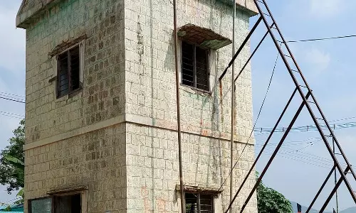 இடையக்கோட்டையில் இடிந்து விழும் நிலையில் மேல்நிலை நீர்த்தேக்க தொட்டி