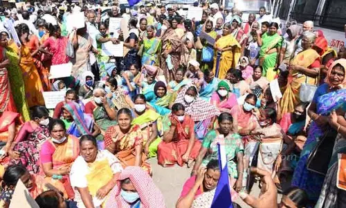 ஓய்வு பெற்ற போக்குவரத்து துறை ஊழியர்கள் மறியல் போராட்டம் ஓய்வு பெற்ற போக்குவரத்து துறை ஊழியர்கள் மறியல் போராட்டம்