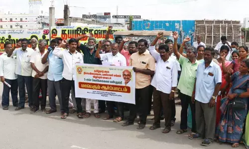 ரேஷன் கடை பணியாளர்கள் ஆர்ப்பாட்டம்