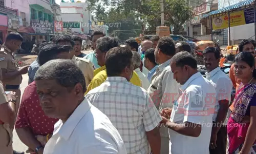 பர்கூரில்சீட்டு நடத்தி ரூ.1 கோடி மோசடி நிதி நிறுவனத்தை பொதுமக்கள் முற்றுகையிட்டதால் பரபரப்பு பர்கூரில்சீட்டு நடத்தி ரூ.1 கோடி மோசடி நிதி நிறுவனத்தை பொதுமக்கள் முற்றுகையிட்டதால் பரபரப்பு