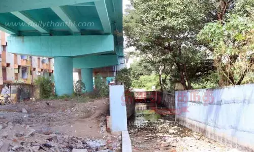 சேலம் லாரி மார்க்கெட் பகுதியில் கழிவுநீர் சூழ்ந்துள்ளசாலை புத்துயிர் பெற்று பயன்பாட்டுக்கு வருமா?வியாபாரிகள், பொதுமக்கள் எதிர்பார்ப்பு