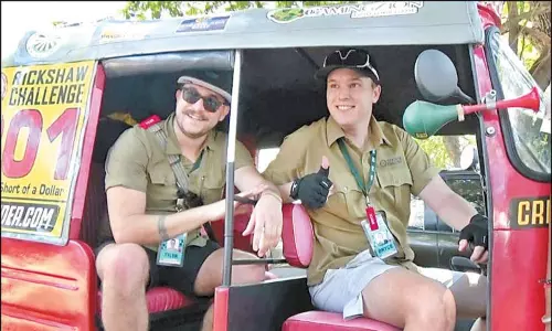 அமெரிக்க என்ஜினீயர்கள் ஆட்டோவில் தமிழக சுற்றுப்பயணம் அமெரிக்க என்ஜினீயர்கள் ஆட்டோவில் தமிழக சுற்றுப்பயணம்