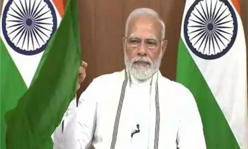 தாயை தகனம் செய்த 1 மணி நேரத்தில் நாட்டுக்காக வந்த பிரதமர் மோடி.. சோகத்தை மறைத்து கொடியசைத்த தருணம் தாயை தகனம் செய்த 1 மணி நேரத்தில் நாட்டுக்காக வந்த பிரதமர் மோடி.. சோகத்தை மறைத்து கொடியசைத்த தருணம்