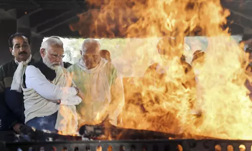 தாயார் ஹீராபெனின் இறுதி சடங்கு 6 மணி நேரத்திற்குள் முடிவடைய என்ன காரணம்...? வலியை காட்டிக்கொள்ளாமல் நின்ற பிரதமர் மோடி...! தாயார் ஹீராபெனின் இறுதி சடங்கு 6 மணி நேரத்திற்குள் முடிவடைய என்ன காரணம்...? வலியை காட்டிக்கொள்ளாமல் நின்ற பிரதமர் மோடி...!