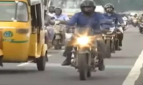 பைக் சாகசங்களை தடுக்க நடவடிக்கை; ஒன்றாக பயணித்தால் வாகனம் பறிமுதல் - சென்னை மாநகர போக்குவரத்து போலீசார் எச்சரிக்கை