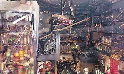 திருவள்ளூர் பஸ் நிலையத்தில் உள்ள பேக்கரியில் தீ விபத்து; ரூ.5 லட்சம் பொருட்கள் நாசம்