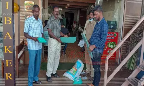 வால்பாறையில் ஓட்டல், கடைகளில் அதிகாரிகள் திடீர் சோதனை-10 கிலோ பிளாஸ்டிக் பைகள் பறிமுதல்