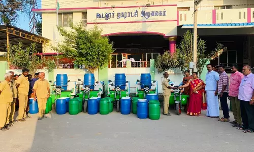 கூடலூர் நகராட்சியில்தூய்மை பணியாளர்களுக்கு உபகரணங்கள்