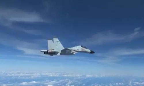 தென்சீனக்கடல் பகுதியில் அமெரிக்க விமானத்தை மோதுவதுபோல் பறந்த சீன போர் விமானம்; அமெரிக்க ராணுவம் குற்றச்சாட்டு தென்சீனக்கடல் பகுதியில் அமெரிக்க விமானத்தை மோதுவதுபோல் பறந்த சீன போர் விமானம்; அமெரிக்க ராணுவம் குற்றச்சாட்டு