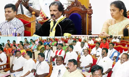 திருச்சி மாநகராட்சி கூட்டத்தில் இருந்து அ.தி.மு.க. கவுன்சிலர்கள் வெளிநடப்பு