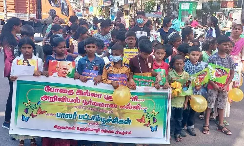 மாணவ, மாணவிகள் ஊர்வலம்