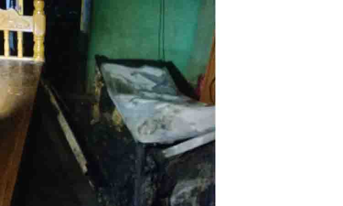 வீட்டில் குளிர்சாதன பெட்டி வெடித்தது வீட்டில் குளிர்சாதன பெட்டி வெடித்தது