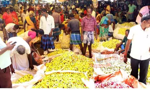 விண்ணை தொடும் பூக்கள் விலைஇல்லத்தரசி, வியாபாரிகள் கருத்து