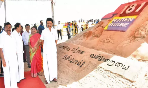 மெரினாவில் வடிவமைக்கப்பட்ட பெண்களுக்கு எதிரான வன்முறையை ஒழிப்போம் மணல் சிற்பம்
