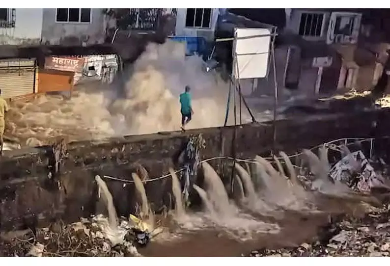 ராட்சத குடிநீர் குழாய் உடைந்து வீதியில் வெள்ளம்- 100 வீடுகளுக்குள் தண்ணீர் புகுந்தது ராட்சத குடிநீர் குழாய் உடைந்து வீதியில் வெள்ளம்- 100 வீடுகளுக்குள் தண்ணீர் புகுந்தது