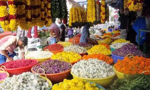 விண்ணை தொடும் பூக்கள் விலை