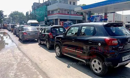 போக்குவரத்து நெரிசலில் சிக்கி தவிக்கும் திருச்செந்தூர்