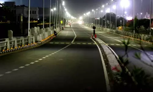 புத்தாண்டு கொண்டாட்டம் :  பாதுகாப்பு நடவடிக்கையாக சென்னை, மெரினா கடற்கரை காமராஜர் சாலை மூடல்