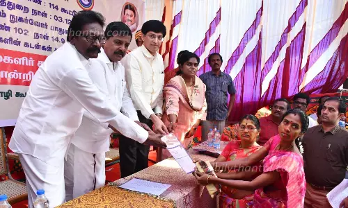 மகளிர் சுய உதவி குழுவினருக்கான கடன் தள்ளுபடி சான்றிதழ் வழங்கும் நிகழ்ச்சி