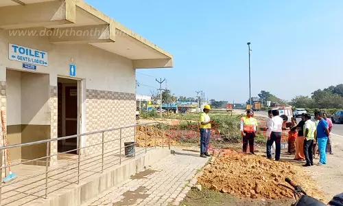 பாளையம் சுங்கச்சாவடியில் சுகாதார சீர்கேடுகழிப்பிடத்தை பூட்ட முயன்ற பொதுமக்களால் பரபரப்பு பாளையம் சுங்கச்சாவடியில் சுகாதார சீர்கேடுகழிப்பிடத்தை பூட்ட முயன்ற பொதுமக்களால் பரபரப்பு