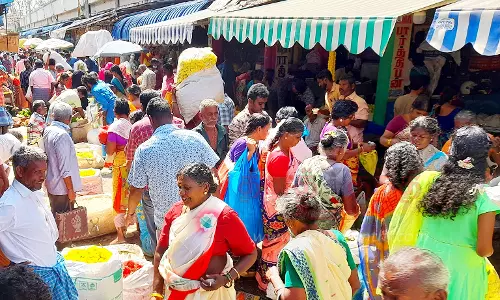 மதுரை மார்க்கெட்டில் பூக்களின் விலை கிடு, கிடு உயர்வு