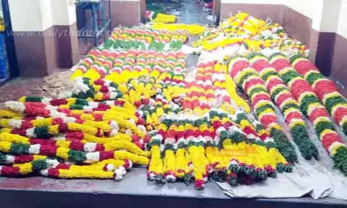 திருப்பதி தேவஸ்தான கோவில்களுக்கு 700 மாலைகள் அனுப்பி வைப்பு