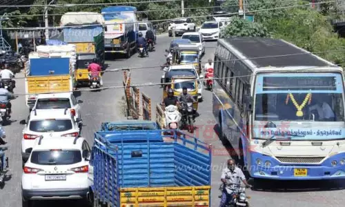ஆம்புலன்ஸ் பழுதானதால் 1 மணி நேரம் போக்குவரத்து பாதிப்பு