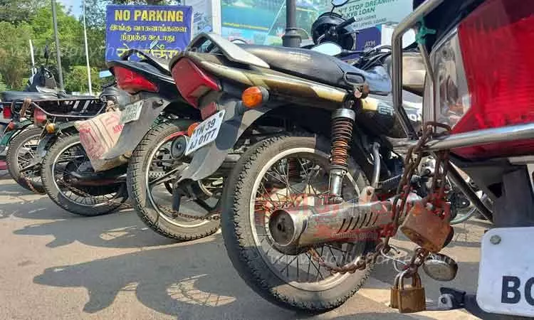 ஈரோடு ரெயில் நிலையத்தில்இருசக்கர வாகனங்களை நிறுத்துவதற்கு கட்டணம் வசூல்;டிக்கெட் முன்பதிவு செய்ய வரும் பயணிகள் அவதி ஈரோடு ரெயில் நிலையத்தில்இருசக்கர வாகனங்களை நிறுத்துவதற்கு கட்டணம் வசூல்;டிக்கெட் முன்பதிவு செய்ய வரும் பயணிகள் அவதி