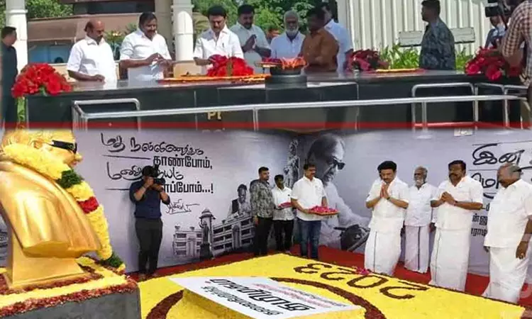 ஆங்கில புத்தாண்டு: அண்ணா, கலைஞர் நினைவிடங்களில் முதல்-அமைச்சர் மு.க.ஸ்டாலின் மரியாதை