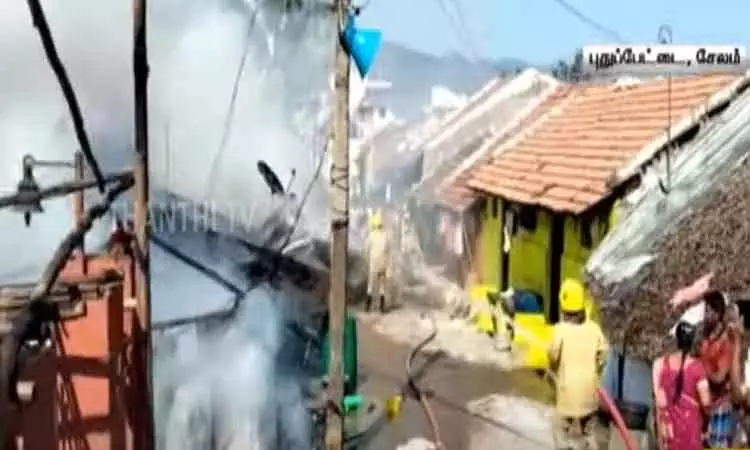 சேலம்: புதுப்பேட்டை குடியிருப்பு பகுதியில் தீவிபத்து - 5 வீடுகளில் அடுத்தடுத்து தீ பரவியதால் பரபரப்பு