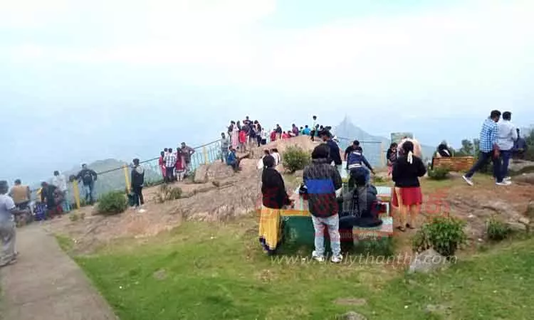 ஊட்டியில் சுற்றுலா பயணிகள் கூட்டம் அலைமோதியது