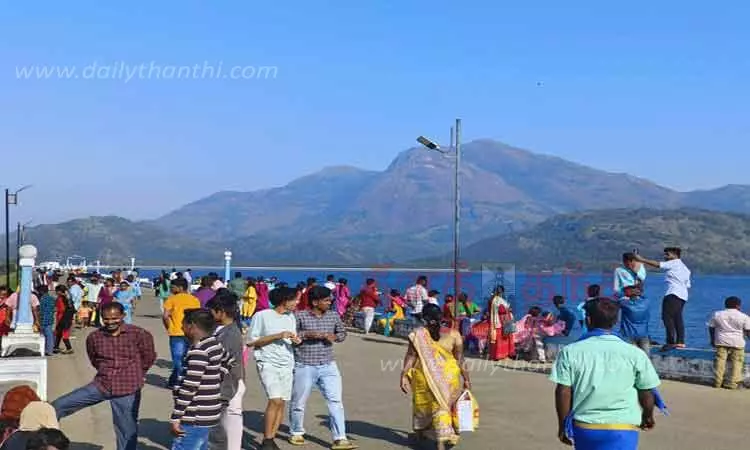ஆங்கில புத்தாண்டையொட்டி  ஆழியாறுக்கு சுற்றுலா பயணிகள் வருகை அதிகரிப்பு- போக்குவரத்து நெரிசல்