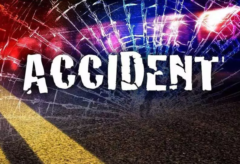 லாரி மோதி மோட்டார் சைக்கிளில் சென்ற 2 லாலிபர்கள் பலி