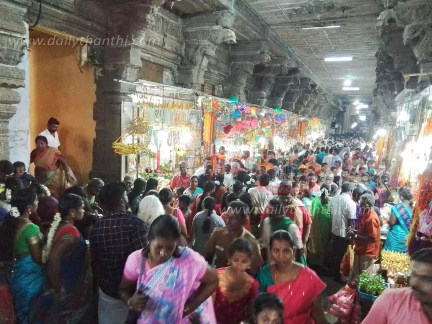 பக்தர்கள் சிறப்பு வழிபாடு